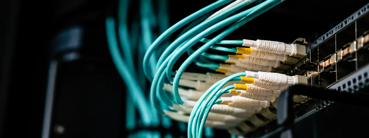Ilustración de conexiones de red y cableado de equipamiento tecnológico